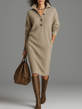 Elegante abito in maglia con scollo aperto e bottoni