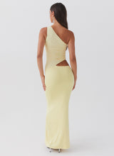 Dos dégagé robe jaune citron, silhouette estivale chic