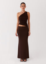 Robe asymétrique marron longue à bretelle unique, face