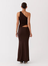 Vue profil robe longue marron, tombé fluide