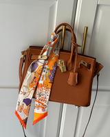 Vue de face avec foulard orange sur poignée – style chic