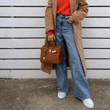 Sac marron Armure Urbaine porté avec jean et top orange – look urbain