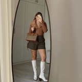 Sac Élise porté en look complet devant un miroir – style chic du quotidien