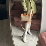 Sac à main Élise en vue frontale avec tenue minimaliste – style affirmé