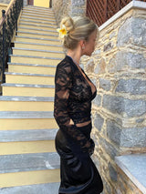 Détail du col plongeant top en dentelle noir ADÈLE