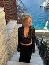 Top dentelle noir porté dans un look de soirée en extérieur