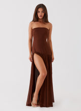 Détail de la fente robe bustier chocolat bordeaux